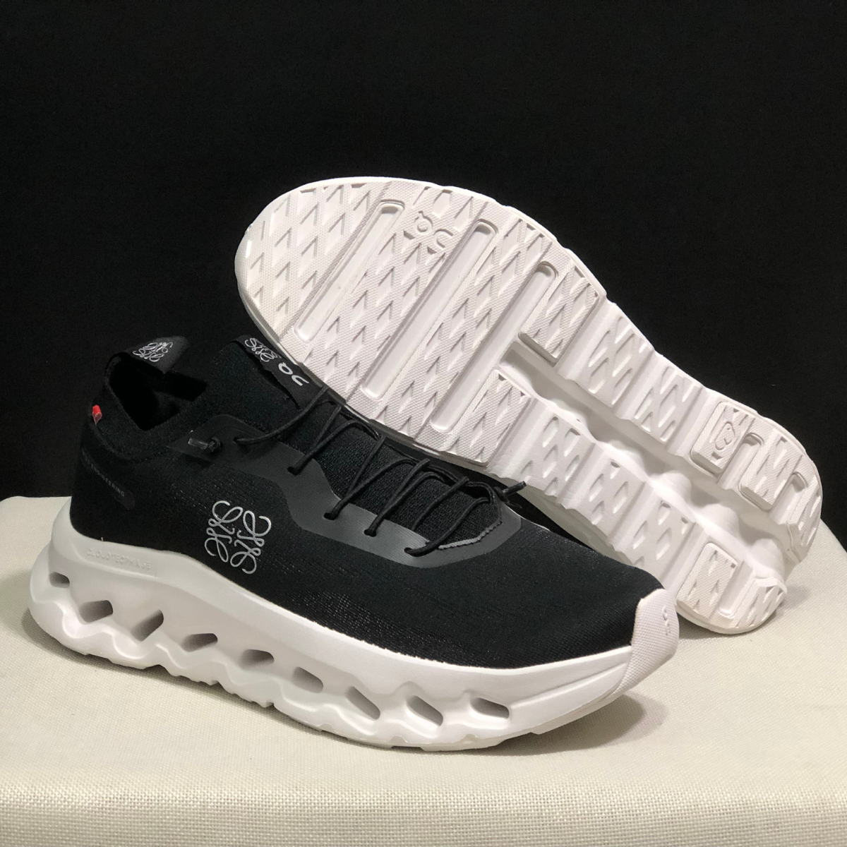 On Cloud × Loewe — Cloudtilt Noir et Blanc 2.0